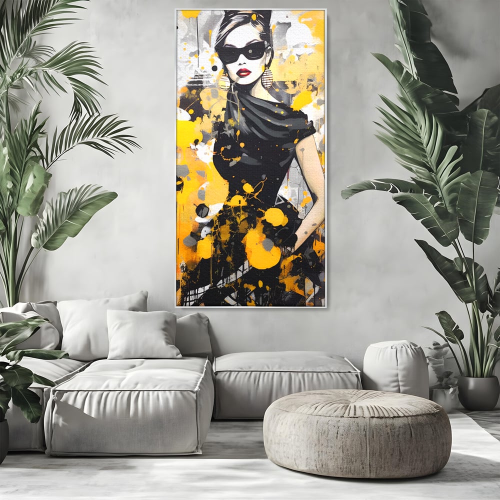Tablou canvas cu tablou canvas portret femeie eleganta ochelari, in rama de aluminiu argintiu, pe perete intr-un living